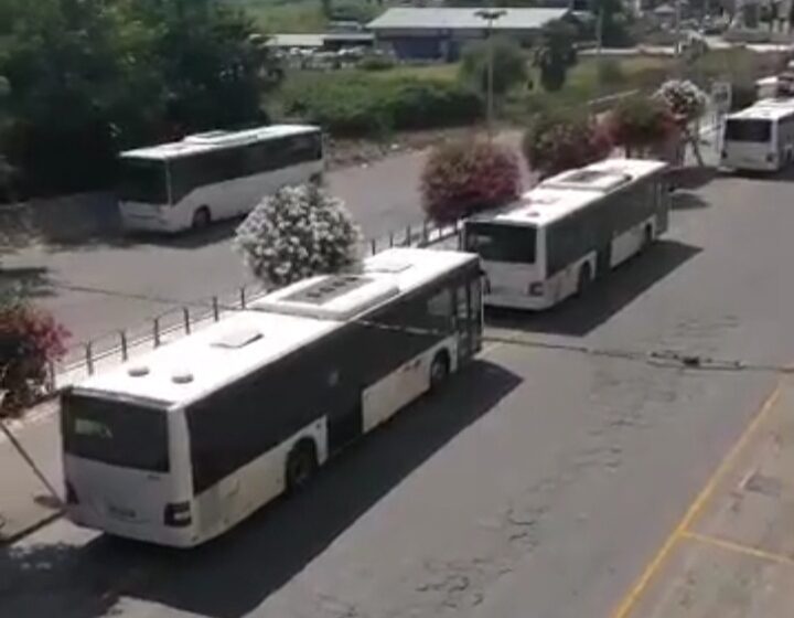  Siracusa. Bus in sosta ma col motore accesso, c'è l'ordinanza: "vadano in rimessa"