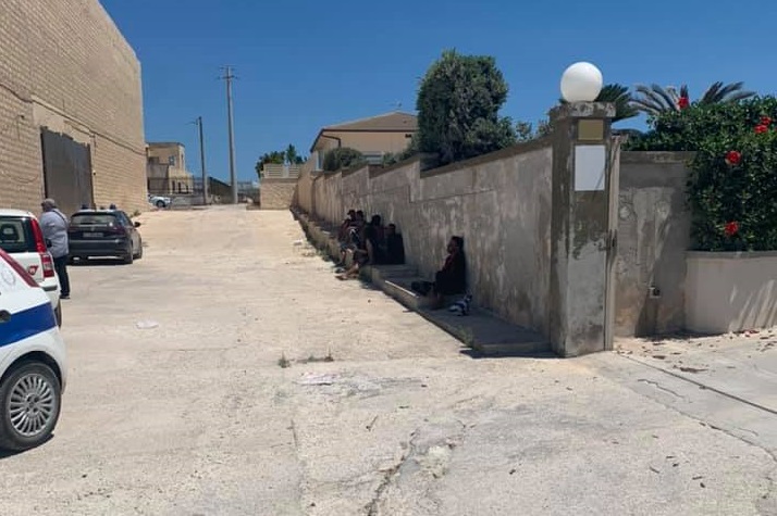 Negativi i tamponi sui 7 migranti sbarcati a Portopalo: trasferiti a Siracusa per quarantena