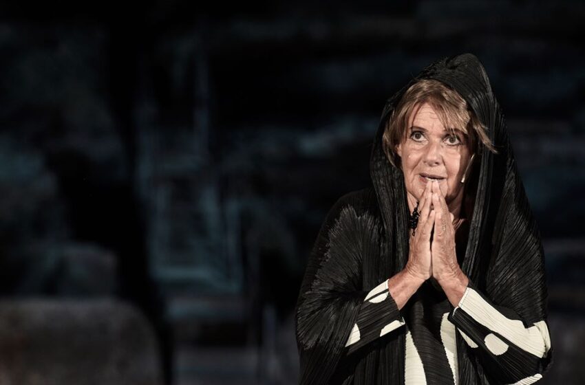  Siracusa. "Immensa emozione" con Lella Costa e  la Vedova Socrate al Teatro Greco