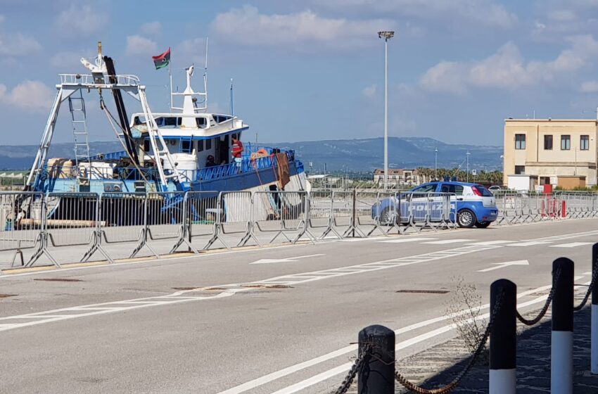  Siracusa. Sequestrato il peschereccio libico dei migranti: a bordo, 9 in quarantena