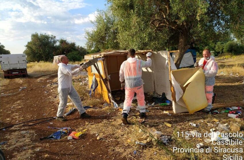  Via la baraccopoli di Cassibile, iniziate le operazioni di smantellamento