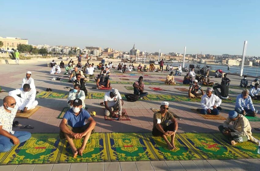  Siracusa. Comunità islamica in preghiera sul Talete, tappeti e mascherine per l'aid al idha