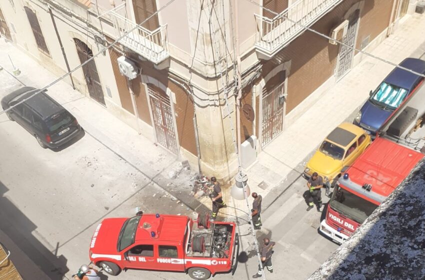 Siracusa. Immondizia data alle fiamme alla Borgata, residenti esasperati: "Il Comune intervenga"