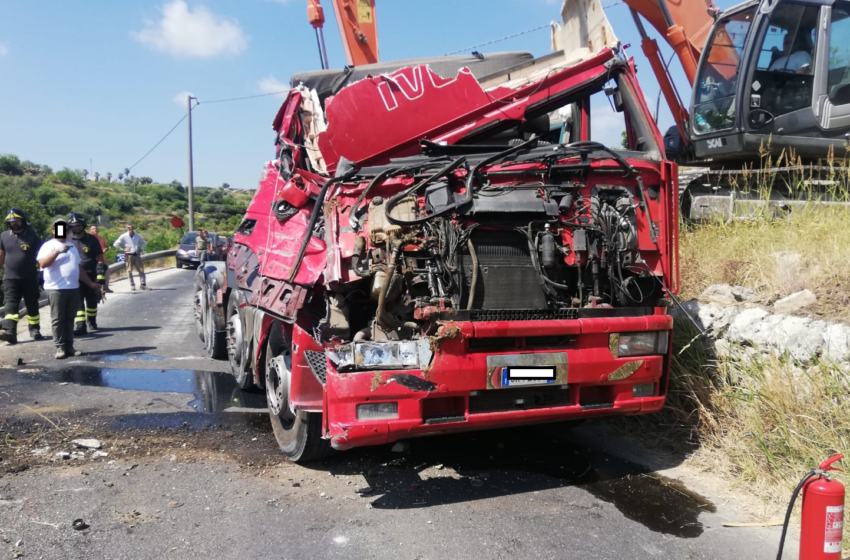  Incidente autonomo sul Ponte Diddino, camion si ribalta : tratto interdetto