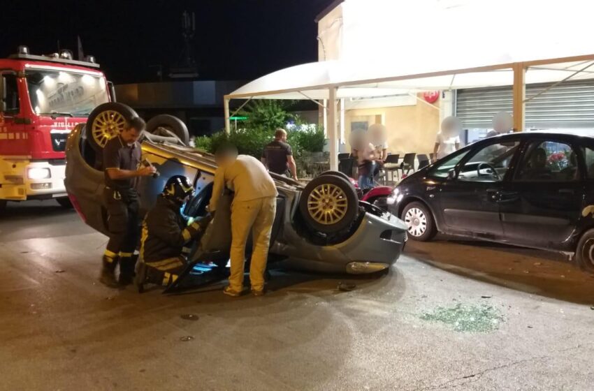  Siracusa. Auto sbatte e cappotta, incidente autonomo nella notte in via Columba