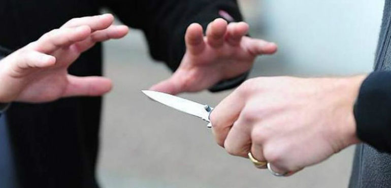  Siracusa. Punta un coltello contro il fratello e lo minaccia di morte: denunciata 24enne