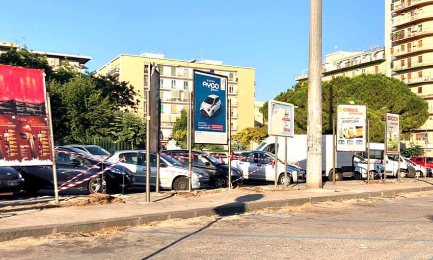  Siracusa. Lo spartitraffico di piazza Adda diventa area verde: via anche i cartelloni pubblicitari