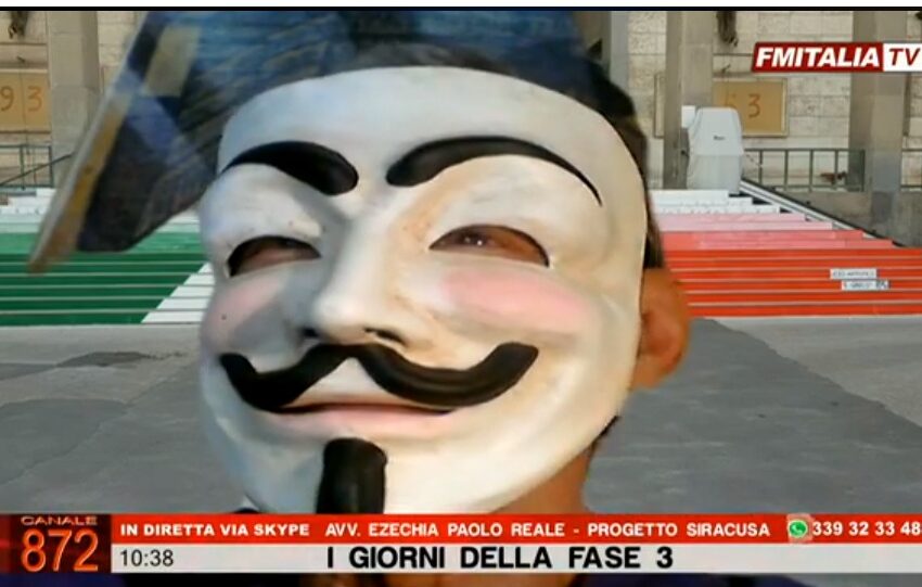  Ezechia Paolo Reale con la maschera di Anonymous in tv: "a Siracusa pericolo per la democrazia"