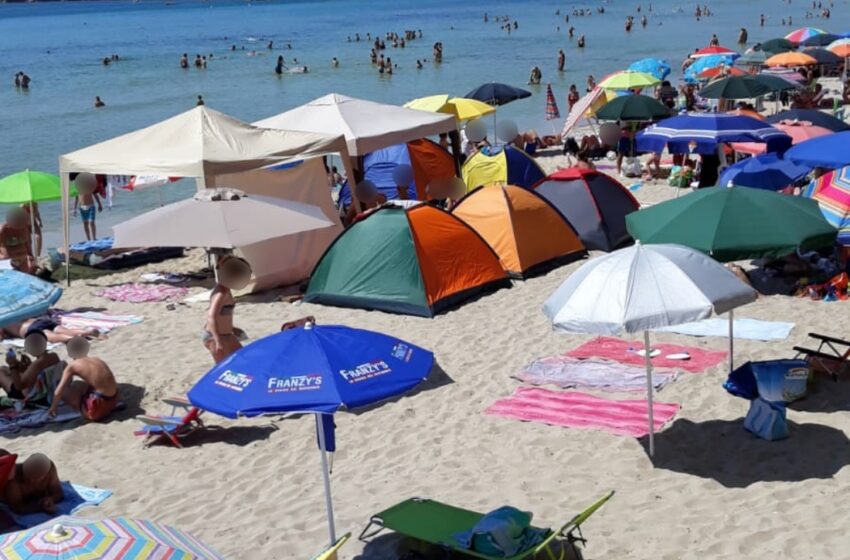  Siracusa. Scatta il divieto per tende e gazebo in spiaggia: multe da 400 a 3.000 euro