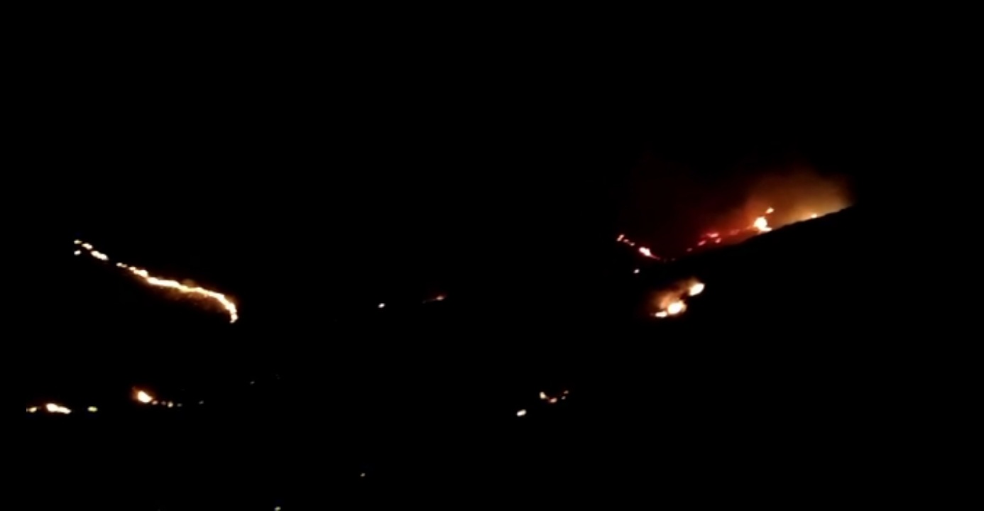 Rovinoso incendio nella notte ad Avola Antica, in Regione il tema della