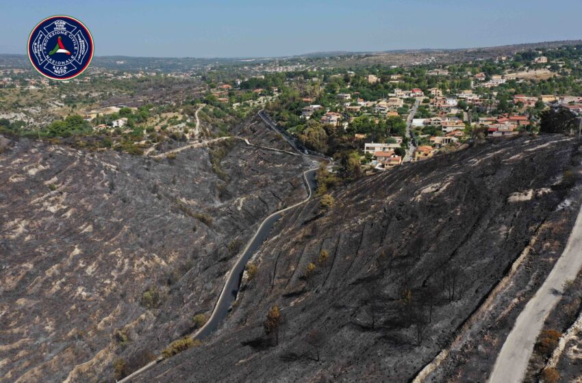  Disastroso incendio tra Noto ed Avola, in volo i droni per mappare i danni: bruciati 200 ettari