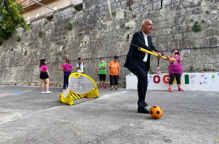  Monsignor Staglianò gioca al calcio balilla umano: le parole del vescovo di Noto ai giovani