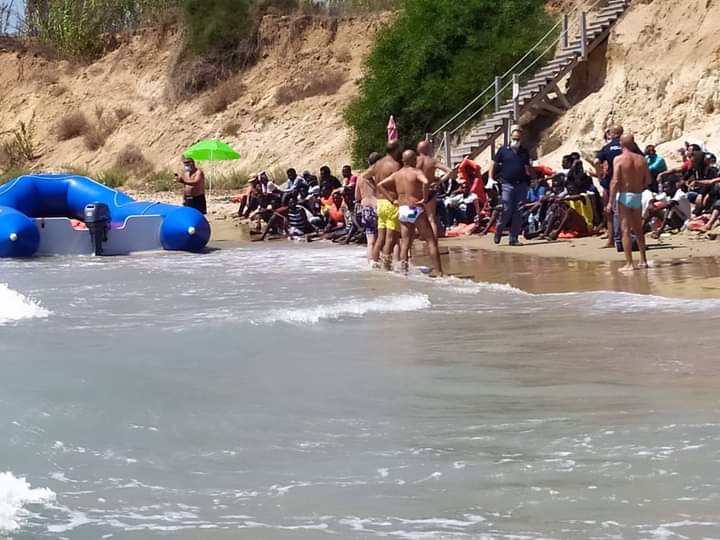  VIDEO. Nuovo sbarco di migranti, in 67 arrivano col gommone in spiaggia a Punta delle Formiche