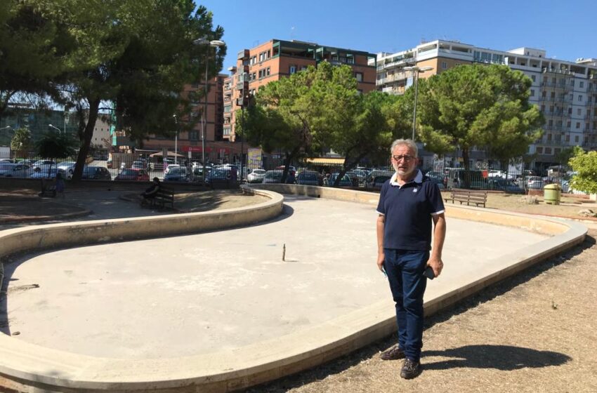  Siracusa. Piazza Adda, fontana senz'acqua e verde secco: "Ci pensi la Siam"