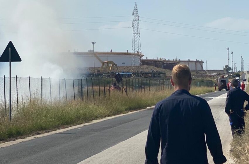  VIDEO. Incendio vicino ai depositi della zona industriale: situazione torna sotto controllo