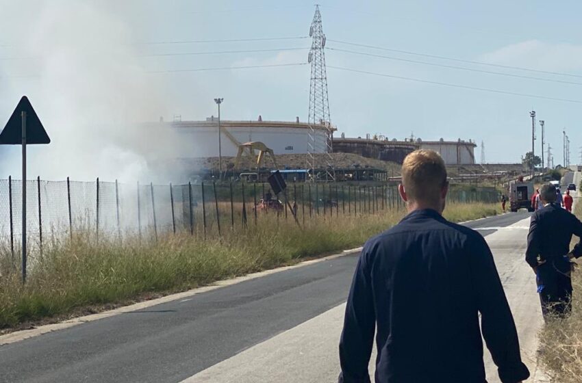 VIDEO. Incendio vicino ai depositi della zona industriale: situazione torna sotto controllo