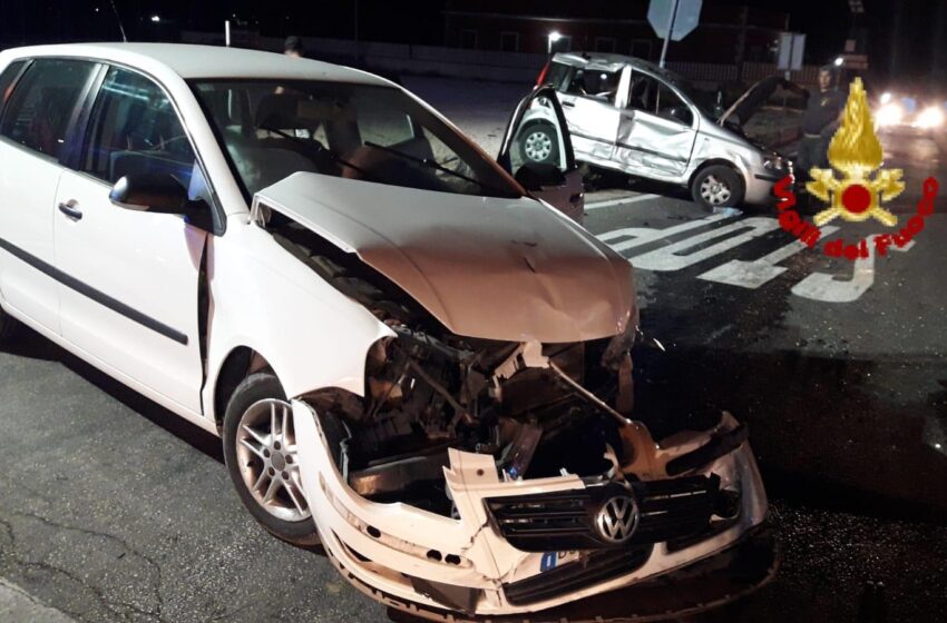 Incidente stradale a Pachino, scontro tra una Golf e una Panda: nessun ferito