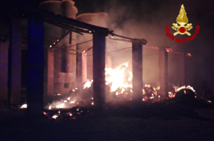 Fienile a fuoco a Cassibile, vigili del fuoco al lavoro dalle 4: operazioni difficoltose