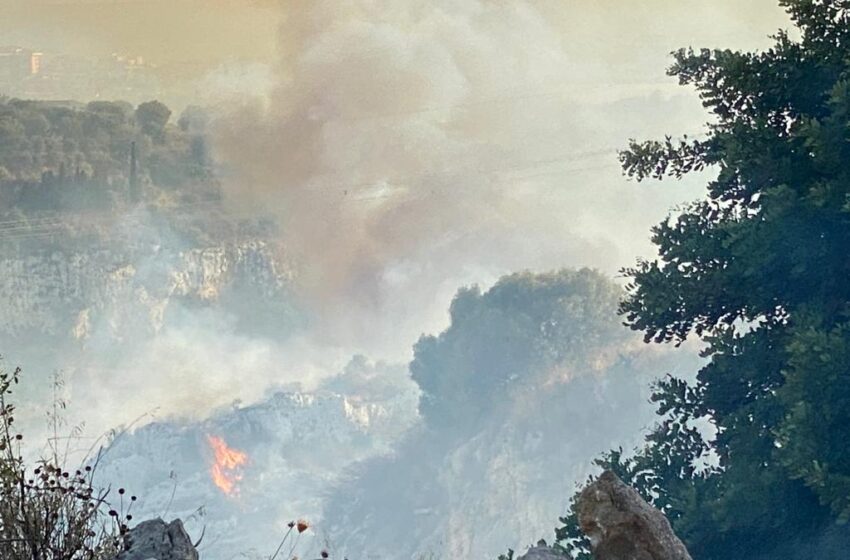  Ancora incendi, fiamme a Carancino: allarme tra Belvedere e Floridia, probabile il dolo