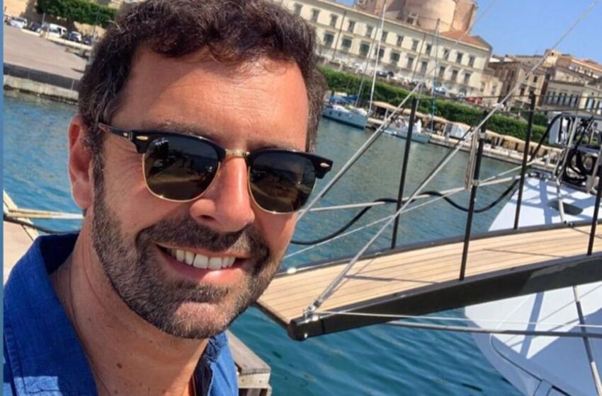 Relax a Siracusa prima de La Vita in diretta, selfie con sorriso su Ortigia per Alberto Matano