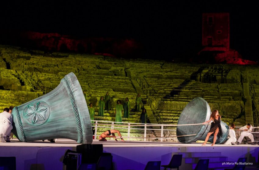  Siracusa. La rinascita dopo la pandemia, la performance di Mircea Cantor al teatro greco