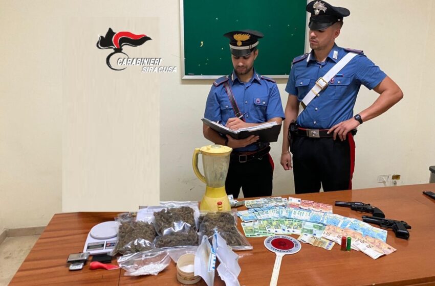  Mezzo chilo di marijuana, altra droga, pistole e soldi: 47enne condotto a Cavadonna