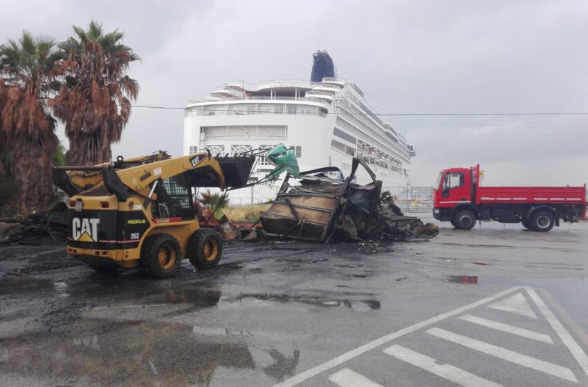  Siracusa. Demolito il chioschetto del Molo distrutto da un incendio a luglio