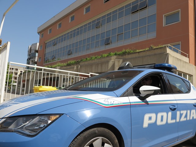  Arrestato da in escandescenza e prende a testate la Volante: doppio tso in ospedale