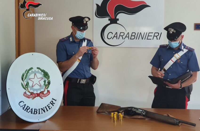  Un fucile a canne mozze e  matricola abrasa nascosto in casa: arrestato un 57enne