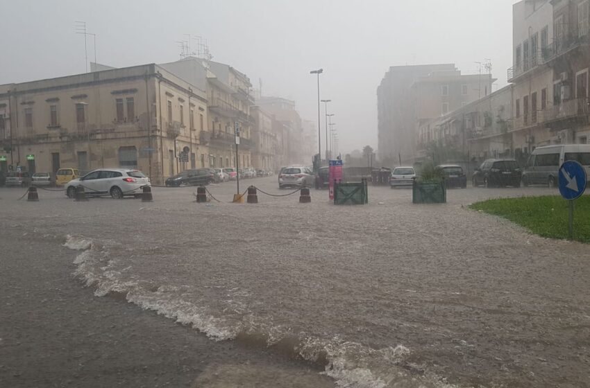  Bomba d'acqua su Siracusa : strade allagate, disagi e traffico in tilt. LE IMMAGINI