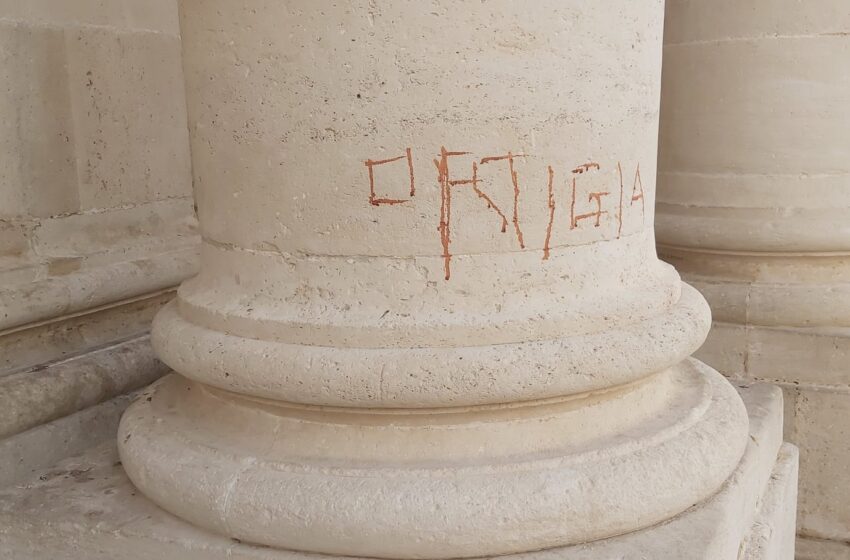  Siracusa. Sfregio in piazza Duomo, scritta con la vernice sulla Cattedrale dopo la manifestazione