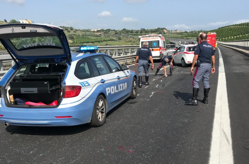  Incidente mortale in autostrada: auto contro tir, una donna la vittima