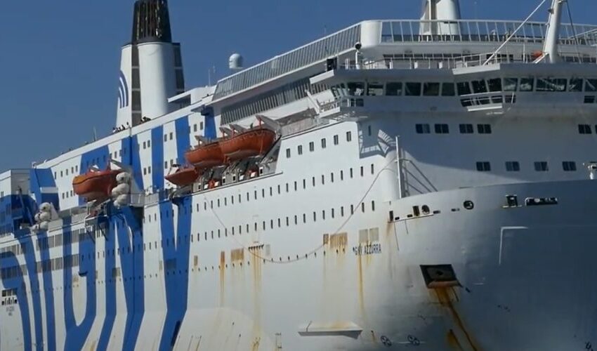  Augusta. Migranti si lanciano dalla nave Azzurra: un disperso, ricerche anche con i sommozzatori