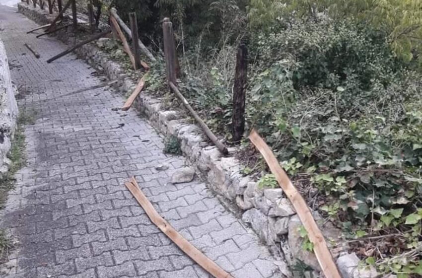  Melilli. Vandali al parco San Sebastiano: distrutte o asportate recinzioni in legno