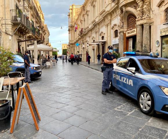  Noto. Controlli della polizia con il Reparto Prevenzione Crimine: sanzioni per 6 mila euro