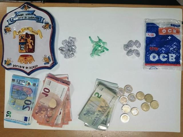 Siracusa. Compravendita di droga in via Italia 103 sotto gli occhi degli agenti: scatta il blitz