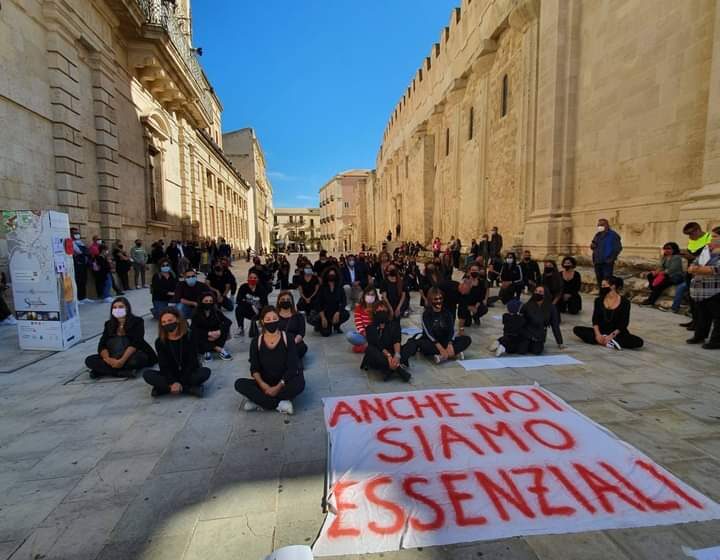  Siracusa. Protesta delle scuole di danza in piazza Duomo: "Socialità e condivisione negate"