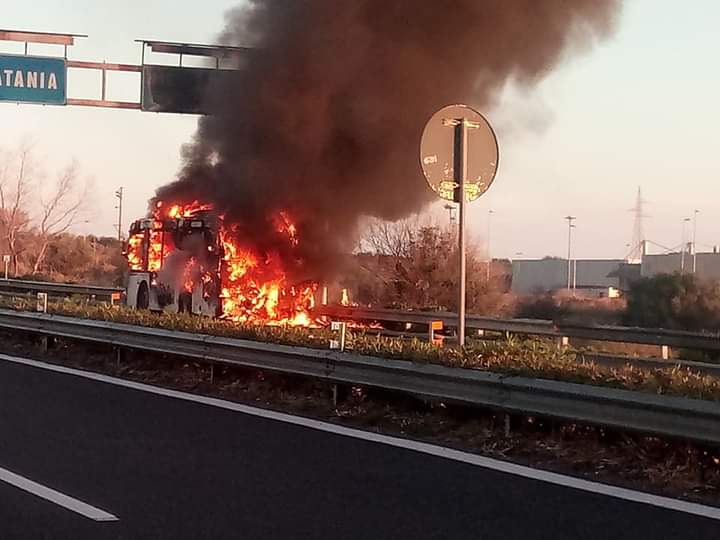  Autobus in fiamme in autostrada, tra gli svincoli di Priolo e Melilli: nessun ferito