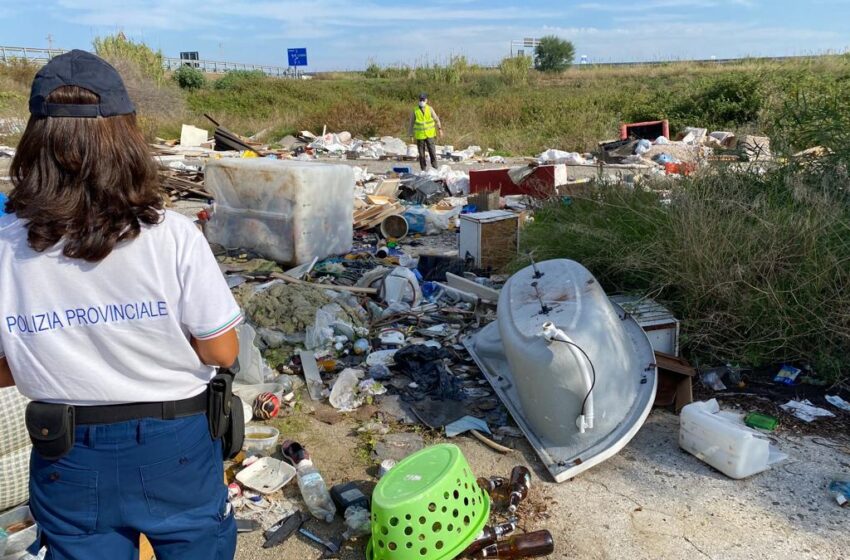 VIDEO. Maxi discarica abusiva alle porte di Siracusa sequestrata dalla Polizia Provinciale