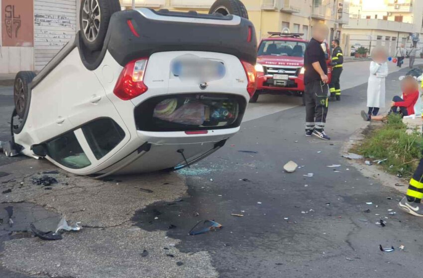  Siracusa. Incidente in via Svizzera, auto si ribalta per l'impatto