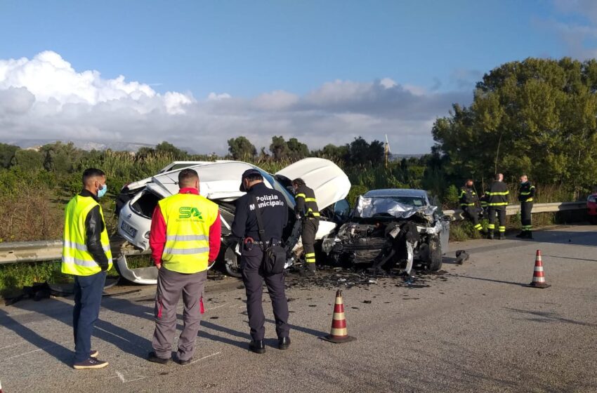  FOTOGALLERY. Le immagini del grave incidente sulla Maremonti, auto accartocciate