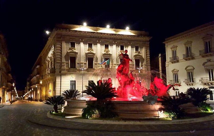  Siracusa. Giornata contro la violenza sulle donne: monumenti illuminati e drappi rossi sui balconi