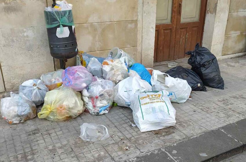  Siracusa. Indifferenziata,il Comune torna alla linea dura: multe a condomini e negozi