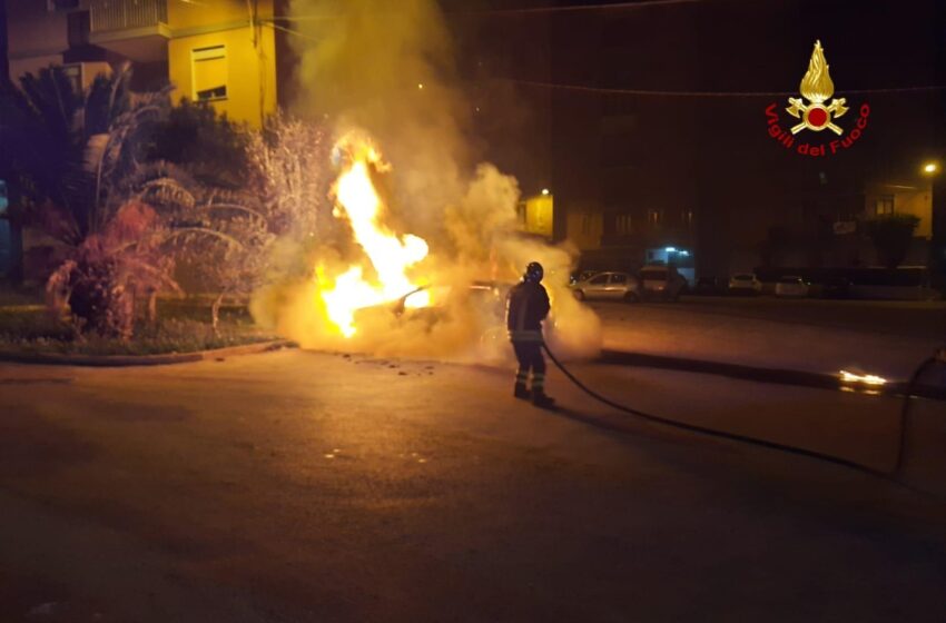  Siracusa. Auto distrutta dalle fiamme in via Cassia, incendio nella notte