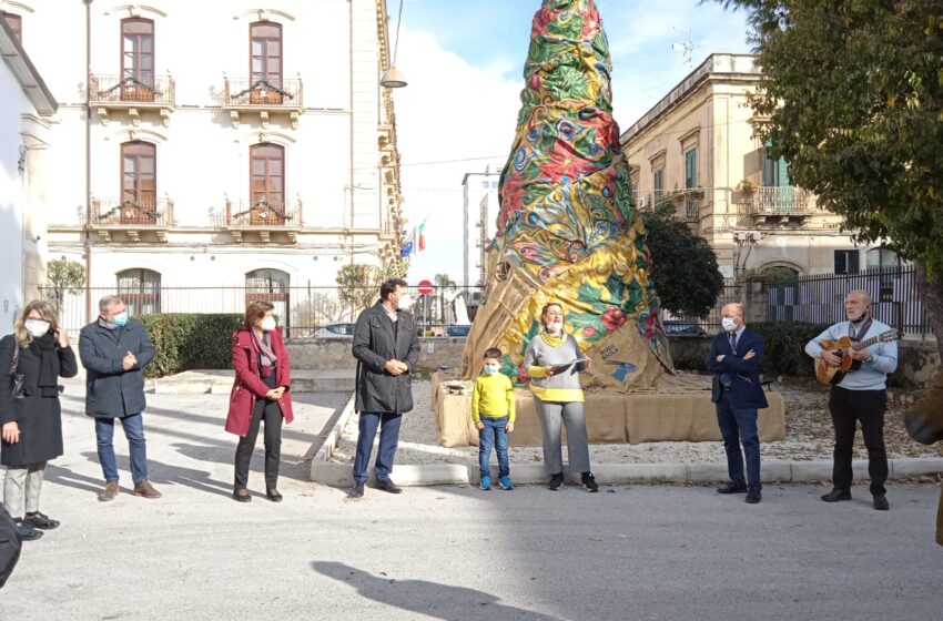  VIDEO.Ecco l'Eco-Albero di juta: all'Urban Center anche la mostra dei NaturAlberi