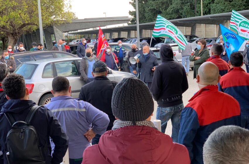  VIDEO. Zona industriale, la paura della crisi: i lavoratori si confrontano con i sindacati