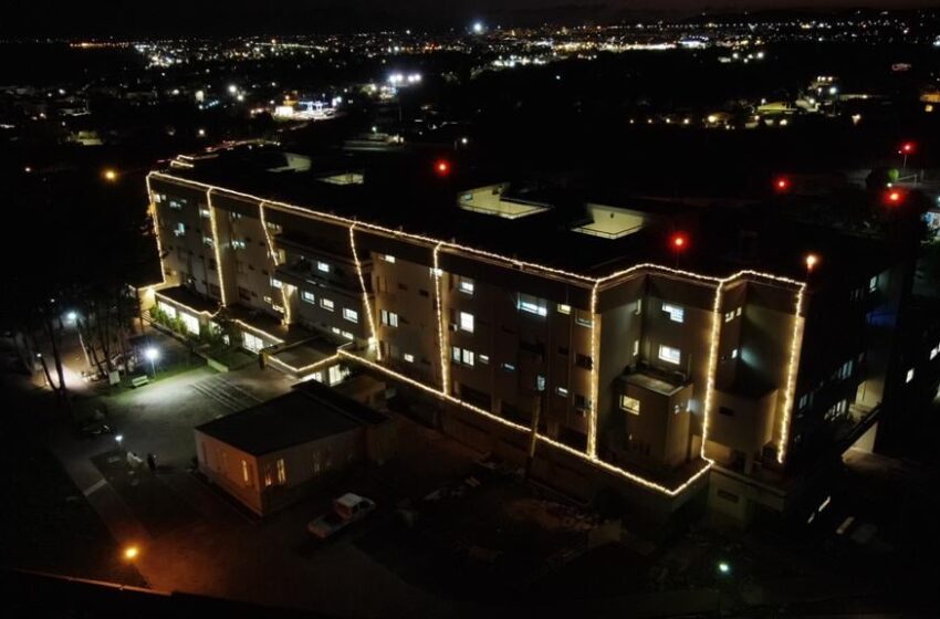  L'ospedale di Avola illuminato a festa, luminarie in tutta la provincia: "Segno di speranza"