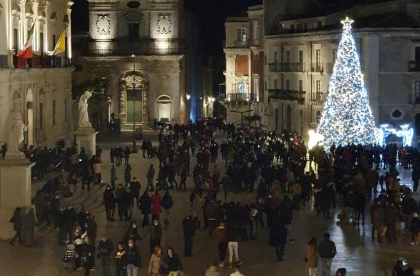  Shopping di Natale, code e assembramenti in Sicilia: Codacons, "numero chiuso"