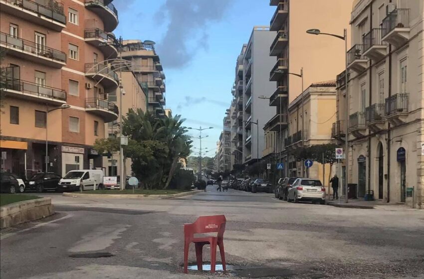  Siracusa. Sedia rossa al centro della carreggiata in corso Gelone: così qualcuno segnala la buca