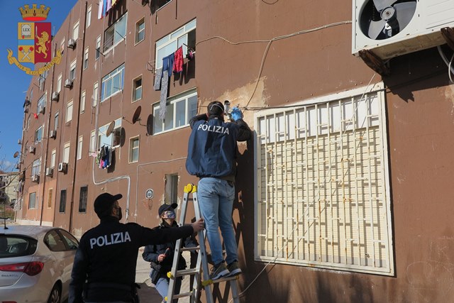  Fortino dello spaccio sorvegliato da telecamere, blitz della Polizia alla Mazzarona